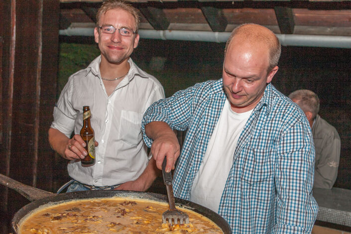 Björn Hohn und Heinz Dieter Maaß beim nächtlichen Eierbacken